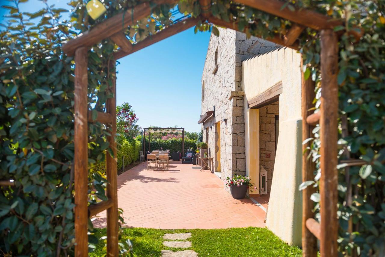 Hotel Relais Del Borgo- Domo à Porto San Paolo  Extérieur photo