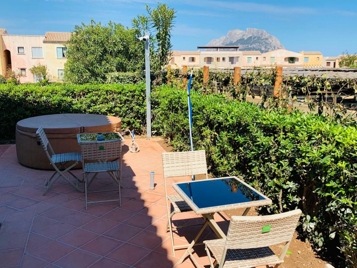 Hotel Relais Del Borgo- Domo à Porto San Paolo  Extérieur photo